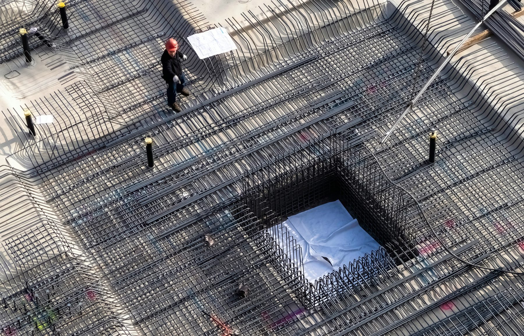 Equipo y maquinaria en proyecto de infraestructura